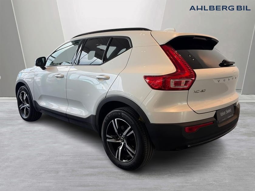 Bild 3 av Volvo XC40 B3 FWD Bensin Plus Dark. Navi, Klimatpaket, Programmerbar bränslevärm, Rattvärme