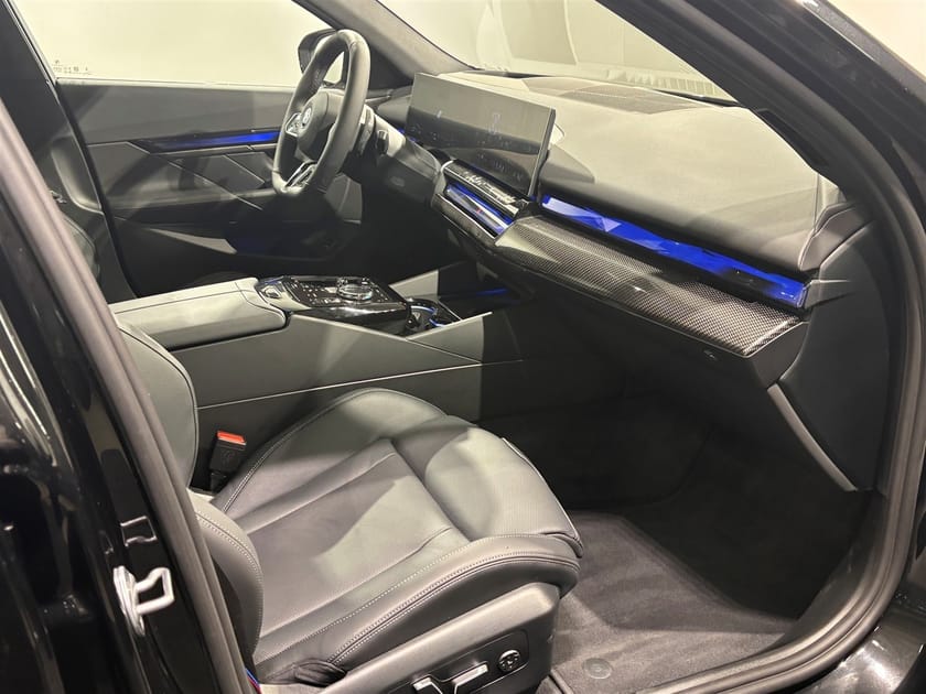 Bild 3 av BMW 550e xDrive Touring M Sport Pro Business Ed Drag DA Pro B W