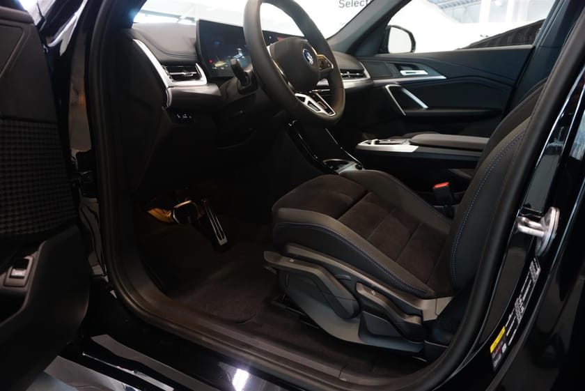 Bild 2 av BMW iX1 xDrive30 M Sport Adaptiv-Led Keyless Rattvärme Tonade Rutor