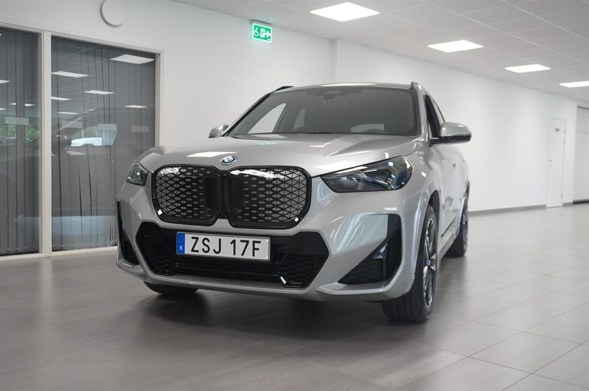 Bild 2 av BMW iX1 xDrive30 M Sport Pro Business Ed Drag DA HUD