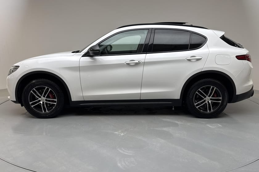 Bild 2 av Alfa Romeo Stelvio 2.0 AWD (280hk) Black Tech Panorama