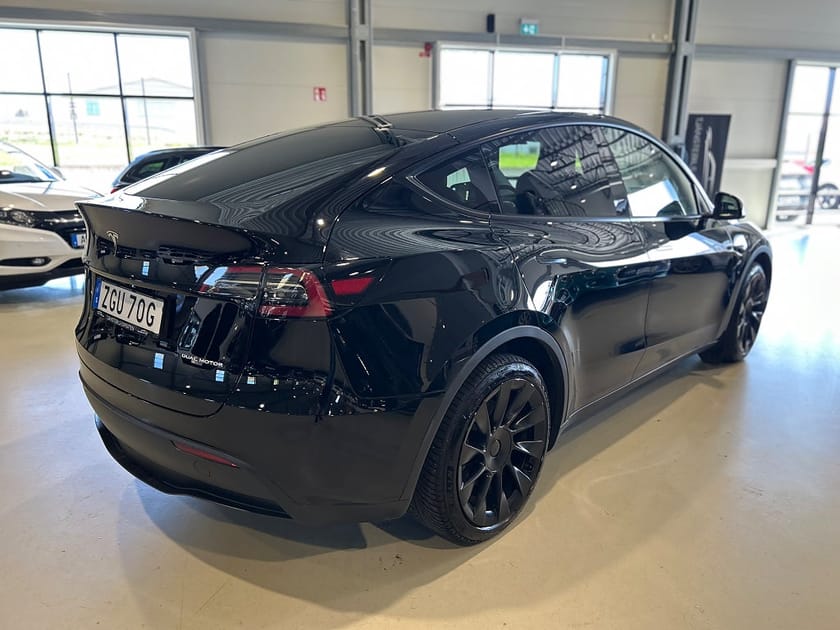 Bild 3 av Tesla Model Y Long Range AWD / Dragkrok / Moms