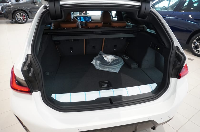 Bild 5 av BMW 330e xDrive Touring Tourign M Sport Pro Business Edition DAP El-Stol Drag