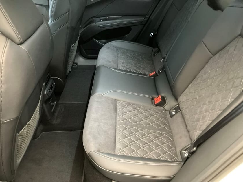 Bild 3 av Audi Q4 45 e-tron quattro quattro, S-line, svart optik