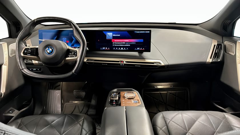 Bild 4 av BMW iX M60 Driving Assist Pro Panorama Head Up 360° B&W Diamond