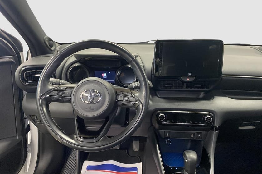 Bild 2 av Toyota Yaris Hybrid 1,5 5D STYLE BI-TONE, JBL, SÄKERHETSPAKET | Vinterhjul