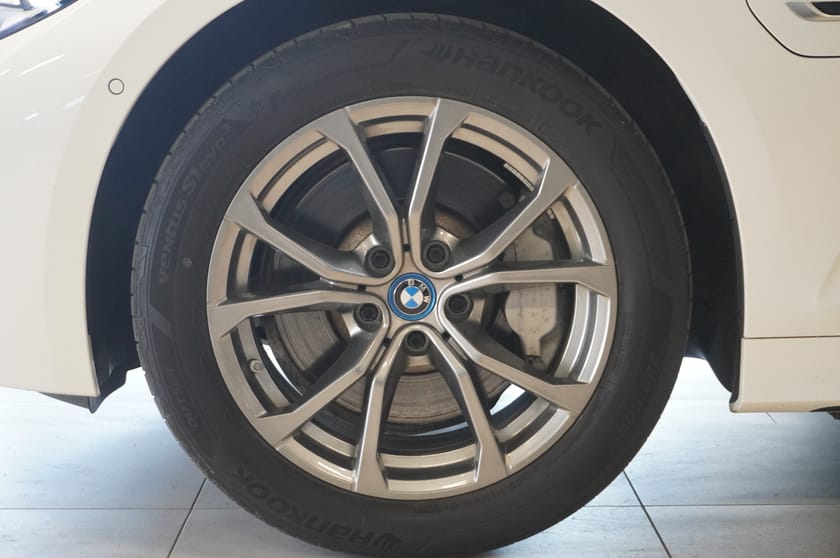 Bild 4 av BMW 330e xDrive Touring Sport Navi Headup Tonade Drag