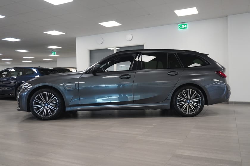 Bild 4 av BMW 330e xDrive Touring M-Sport Drag Kamera Rattvärme