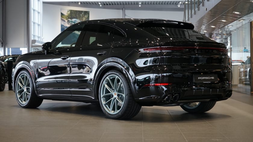 Bild 2 av Porsche Cayenne E-Hybrid Coupé – Black Edition Lättviktssportpaket