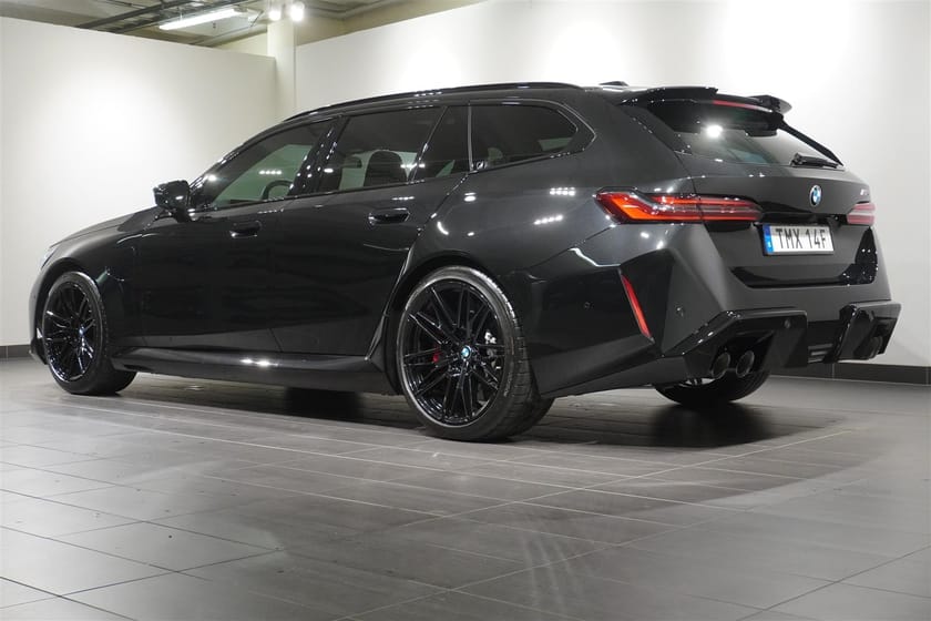 Bild 3 av BMW M5 Touring Plug-In Hybrid M Drivers Panorama B W Drag