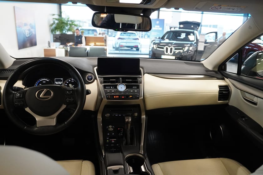 Bild 2 av Lexus NX 300h AWD Executive Lss Navi Drag Värmare Elstolar