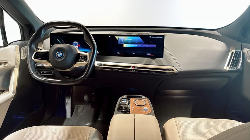 Bild 4 av BMW iX xDrive50 50 B&W Skylounge Aktiv styrning