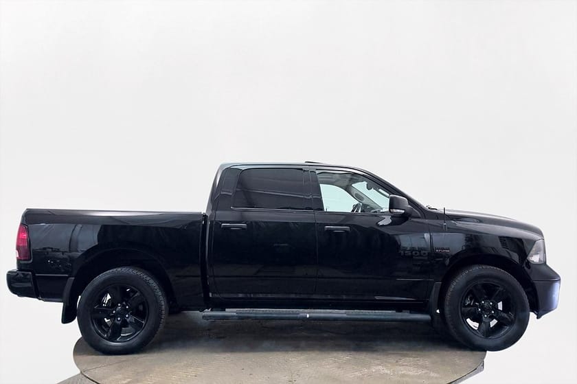 Bild 5 av RAM 1500 Crew Cab Classic 5.7 V8 HEMI Drag Nav Kamera ALPINE