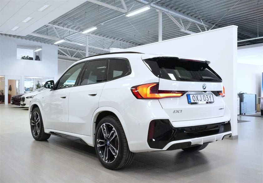 Bild 3 av BMW iX1 xDrive30 M Sport Business Launch M Sport Pro Panorama DAP H K