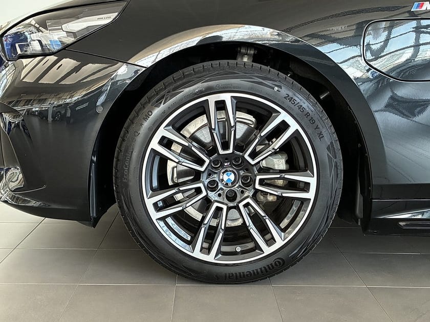 Bild 4 av BMW i5 eDrive40 Sedan M Sport Drag Rattvärme Drive/Park Assist
