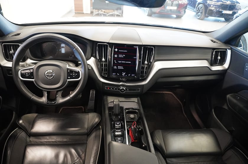 Bild 2 av Volvo XC60 T8 AWD Recharge R-Design Pano Drag 21