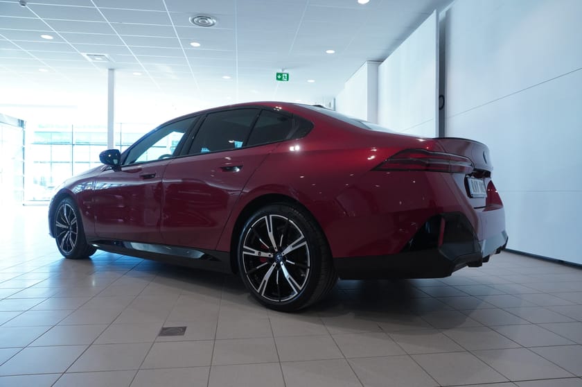 Bild 3 av BMW 550e xDrive Sedan M-Sport Pro B W Drag Panorama DAP