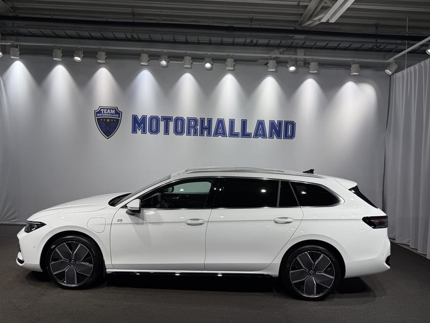Bild 1 av Volkswagen Passat Variant eHybrid R-Line Demo / Pano / Massage