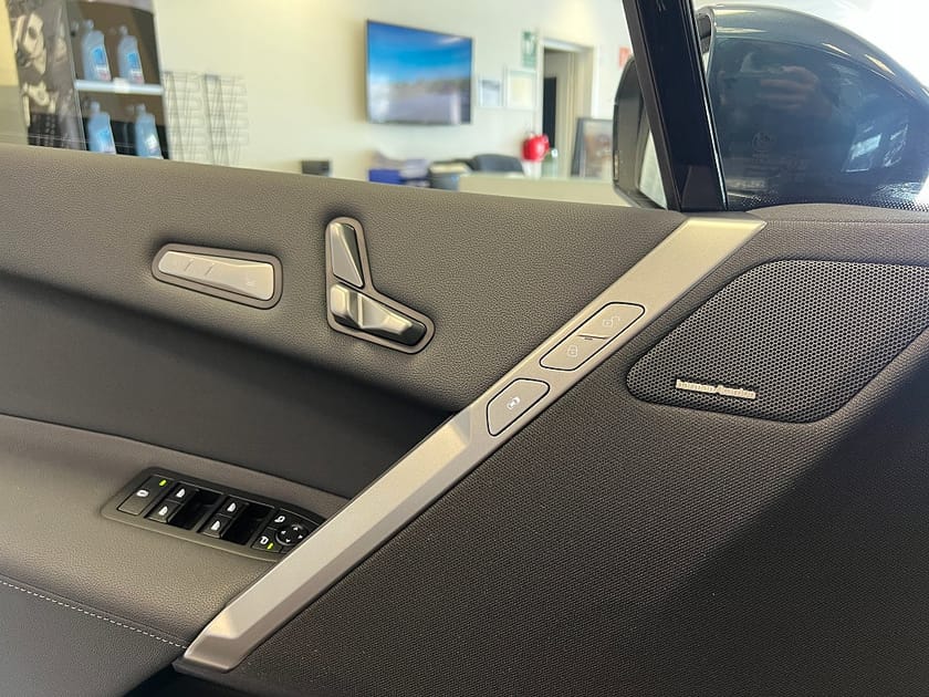 Bild 4 av BMW iX xDrive60 Fully Charged M-Sport Edition H/K Dragkrok