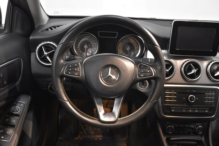 Bild 2 av Mercedes-Benz GLA 200 d Urban Line Night B-kam Ny-Serv 136hk