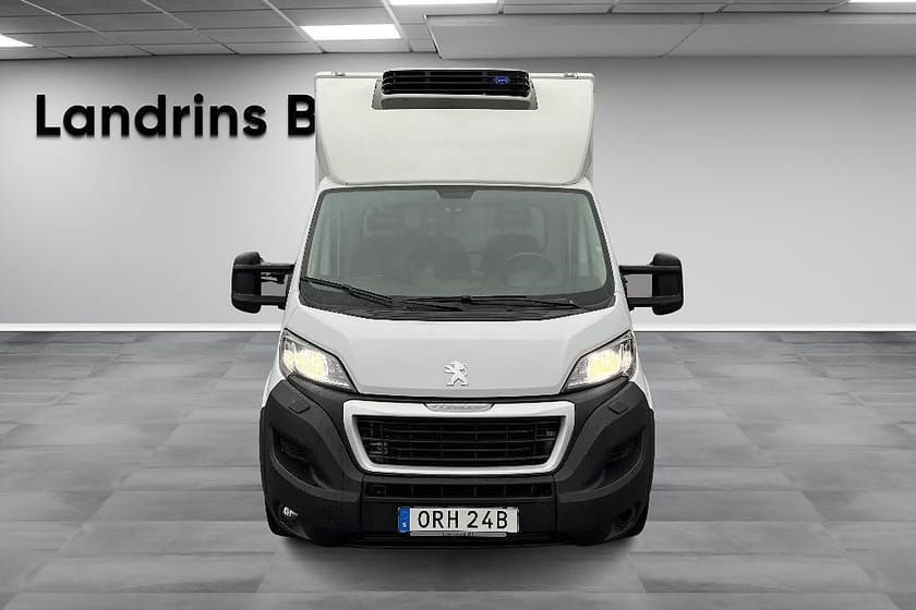 Bild 2 av Peugeot Boxer Chassi Cab 2.2 CDI 165HK Volymskåp med Lyft / KYLBIL