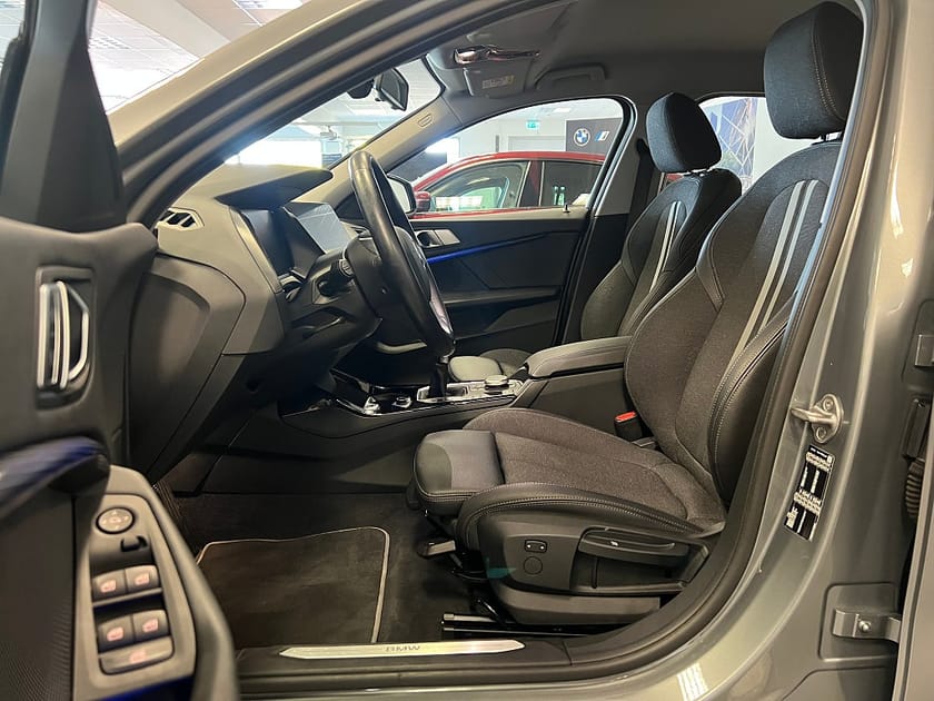 Bild 2 av BMW 118i 4,95% ränta Sportline, PDC, Nav, Sportstolar