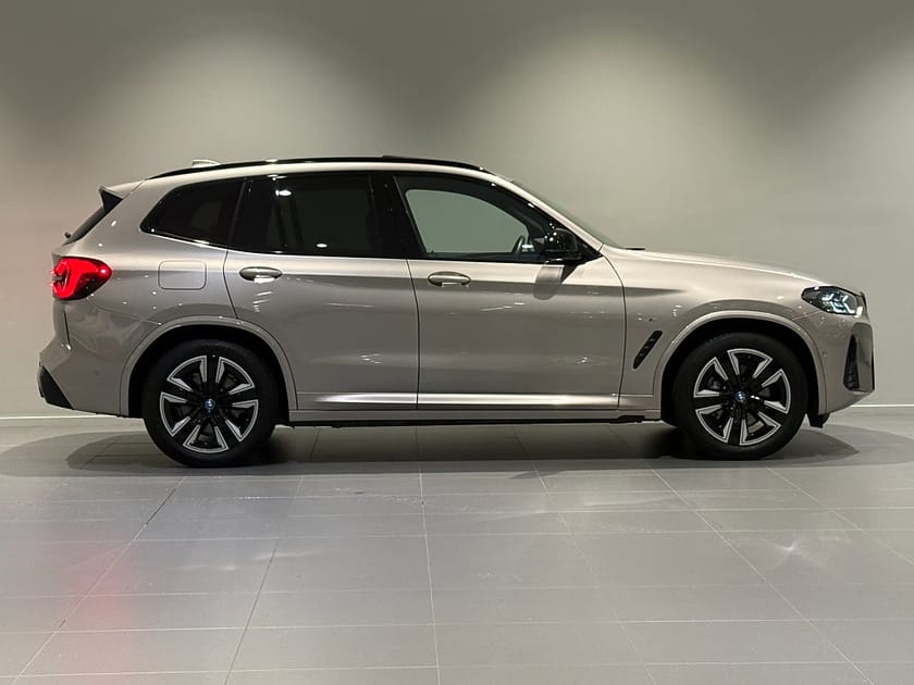 Bild 3 av BMW iX3 Charged M Sport Drag P/D-Assist Panorama Elstol m minne