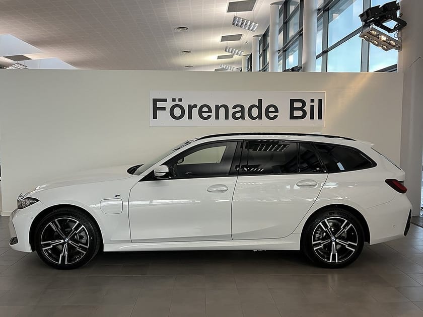 Bild 3 av BMW 330e xDrive Touring M Sport Drag Sportstolar RattV AdptFarth