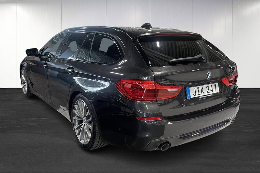 Bild 3 av BMW 520d Touring Sport line Shadow Pano B-kam Värmare H&K