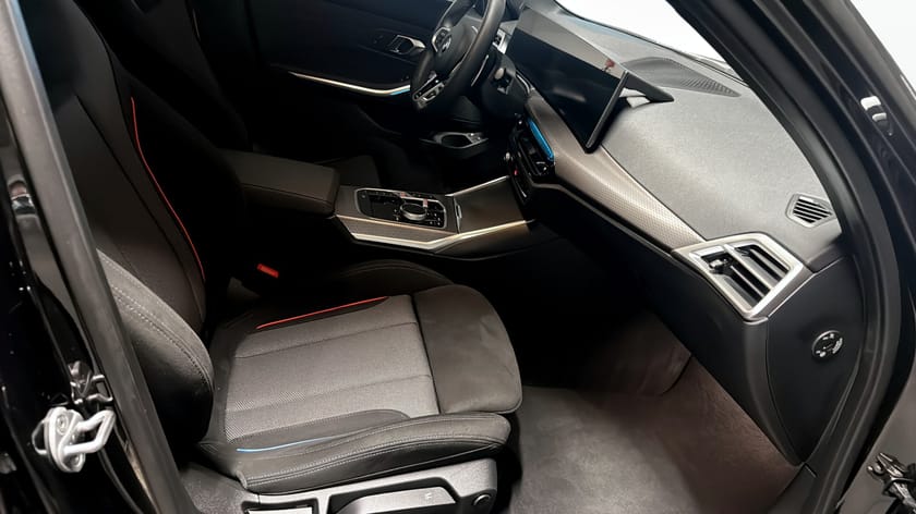 Bild 3 av BMW 330e xDrive Touring M-sport / Hifi / Drag