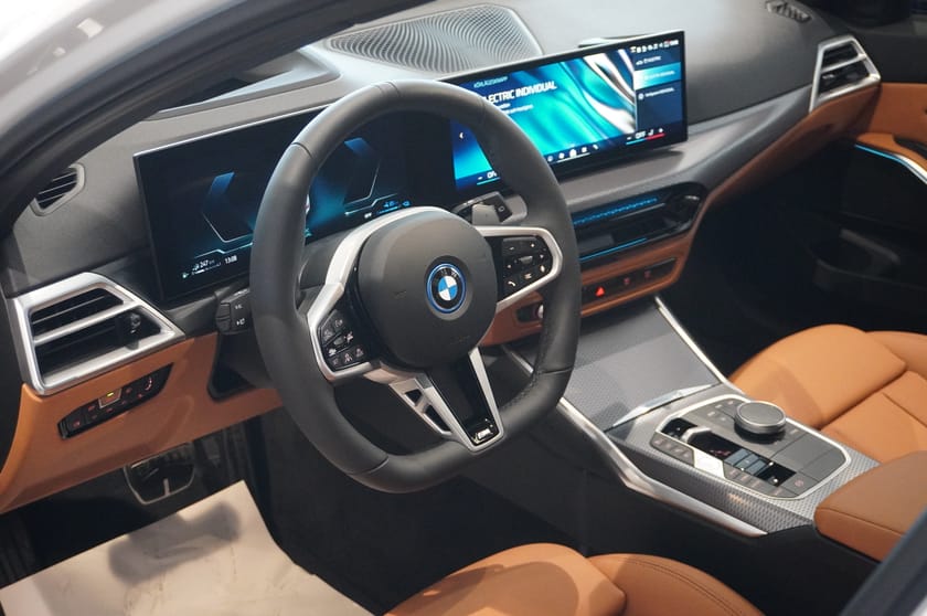 Bild 2 av BMW 330e xDrive Touring Tourign M Sport Pro Business Edition DAP El-Stol Drag