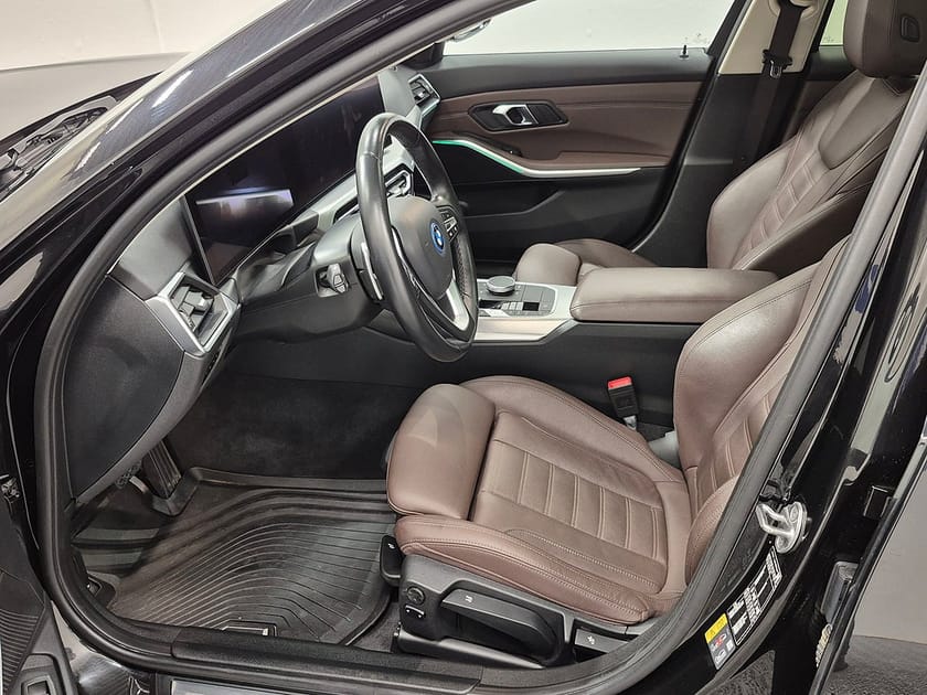 Bild 2 av BMW 330e xDrive Touring Plug in 292HK 4x4 Panorama Läder