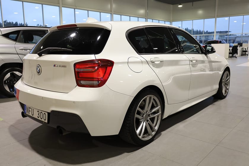 Bild 5 av BMW M135i AUT M-Sport 320hk H&K Läder Blåtand Nyservad