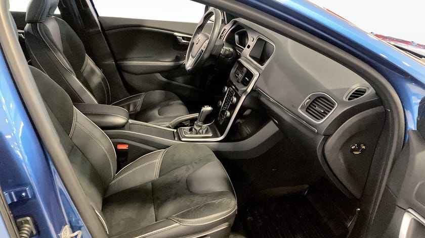 Bild 3 av Volvo V40 T3 R-DESIGN MANU 152HK