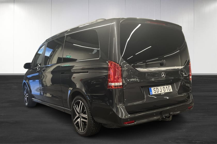 Bild 3 av Mercedes-Benz V 300d 4MATIC 3.2t MOMS AMG Sov-hjul Värmare Night-pack Drag Kamera