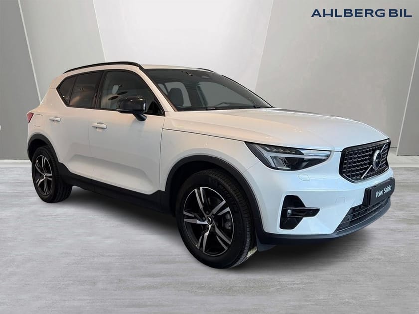Bild 1 av Volvo XC40 B3 FWD Bensin Plus Dark. Navi, Klimatpaket, Programmerbar bränslevärm, Rattvärme