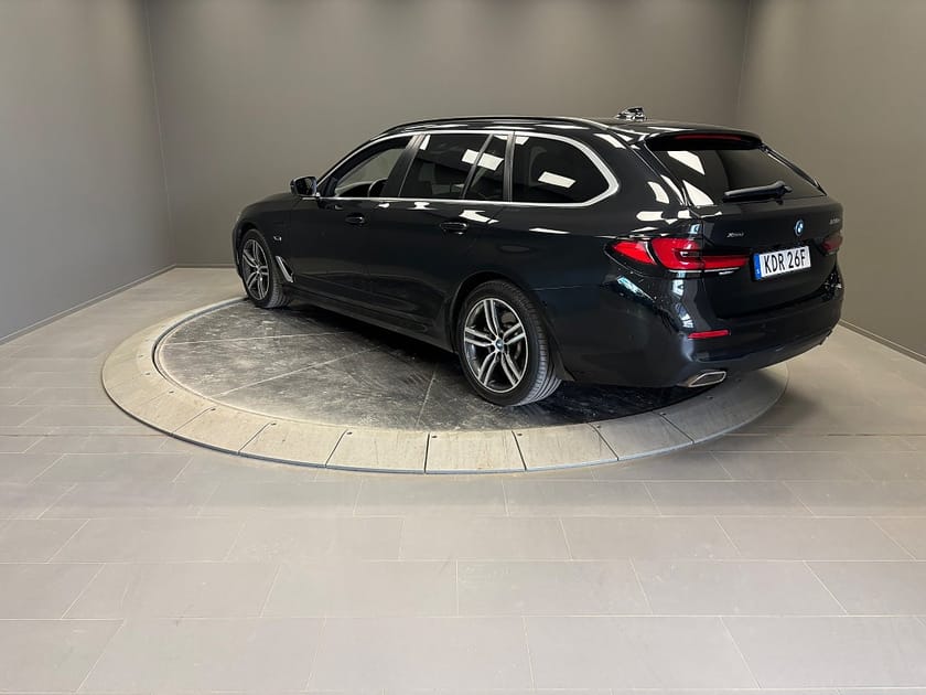Bild 3 av BMW 530e xDrive Touring /Innovation/Dragkrok/Adaptiv farthållare