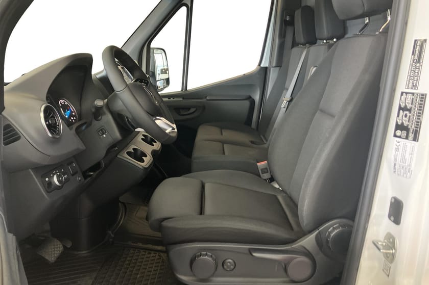 Bild 2 av Mercedes-Benz eSprinter 420 Chassi 81 kWh volymskåp med bakgavellyft för omgående leverans!
