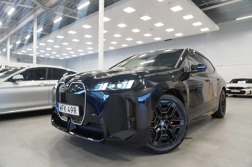 Bild 2 av BMW iX xDrive45 Fully Charged M Sport Pro Ed Drag H K DA