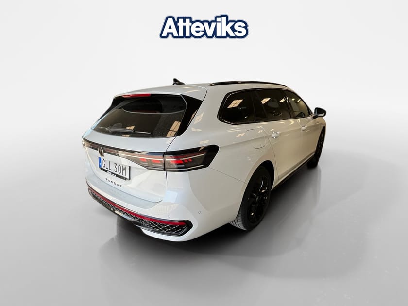 Bild 3 av Volkswagen Passat Variant eHybrid 272hk R-Line *Head up-display/Black style*