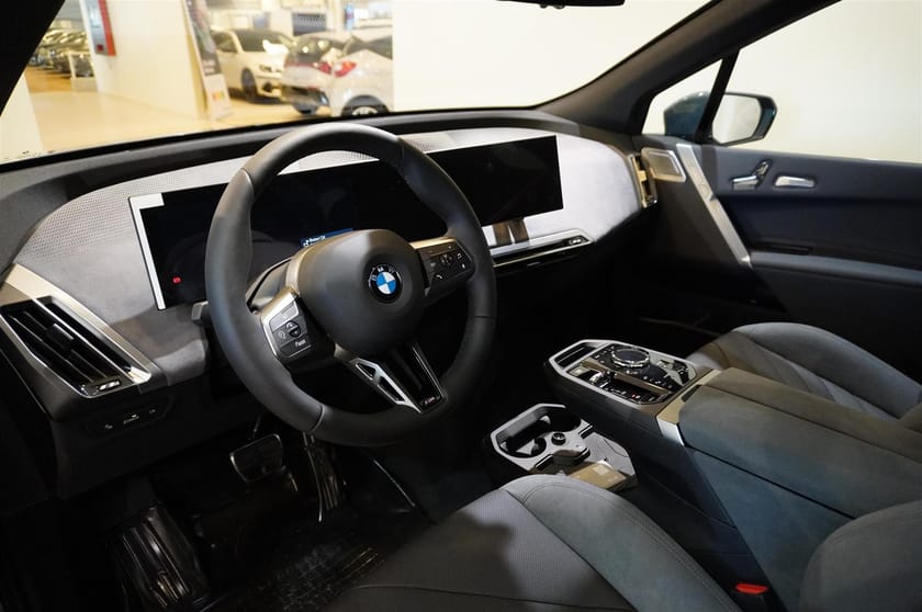 Bild 2 av BMW iX xDrive60 M Sport Pro Supercharged Ed Drag DA Pro B W