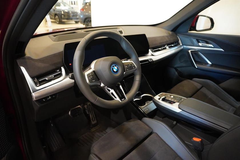 Bild 2 av BMW iX1 xDrive30 M Sport Pro Business Ed Drag DA Backkamera