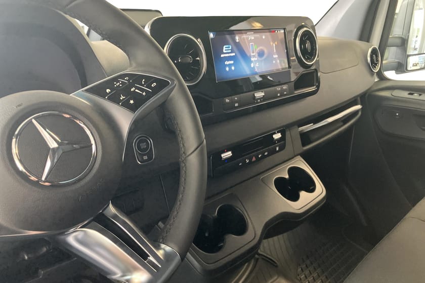 Bild 3 av Mercedes-Benz eSprinter 420 Chassi 81 kWh volymskåp med bakgavellyft för omgående leverans!