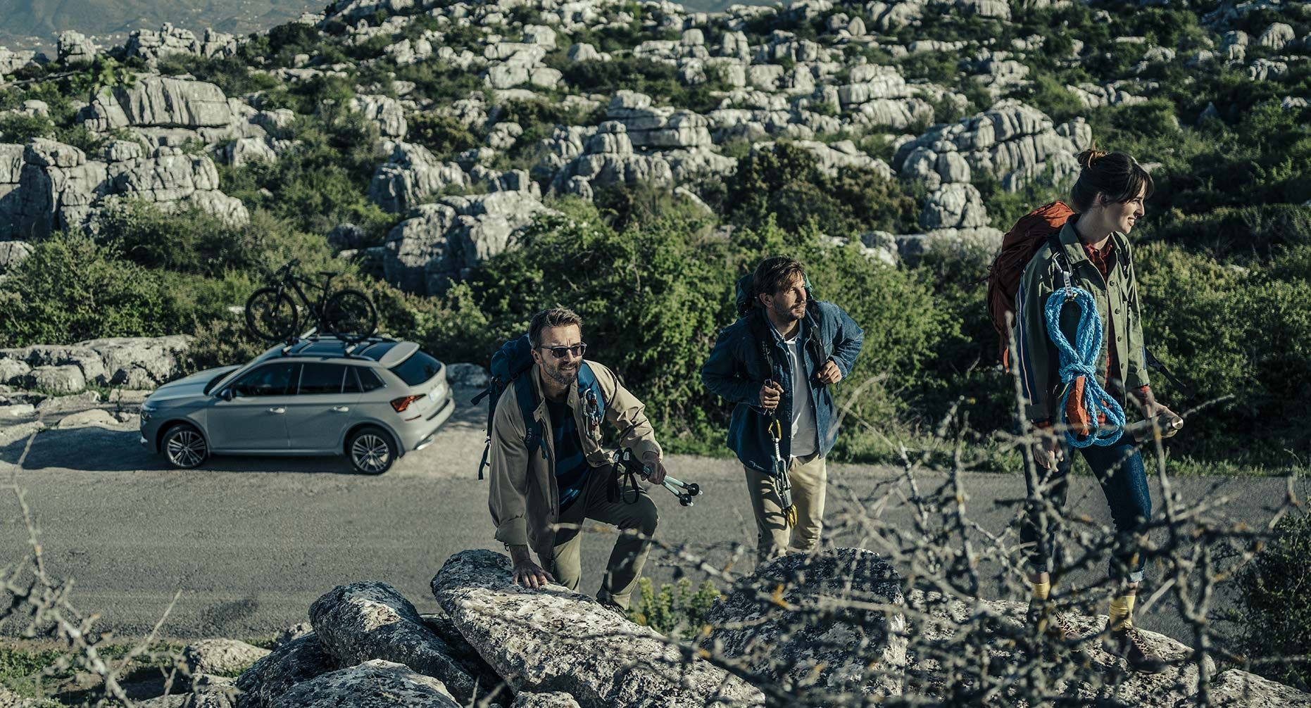 Människor går upp för en kulle