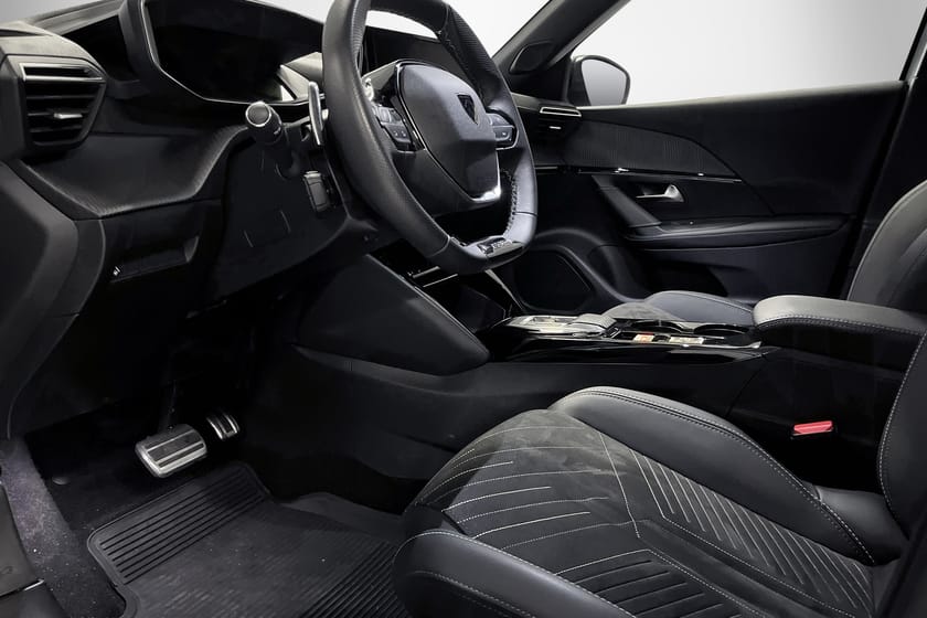Bild 4 av Peugeot 2008 GT  | MASSAGE | ADAPTIV FHÅLLARE | 360 KAMERA | CARPLAY