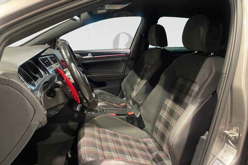Bild 3 av Volkswagen Golf  GTI Performance 2.0 TSI 230 HK DSG PDC DRAG CARPLAY 19"