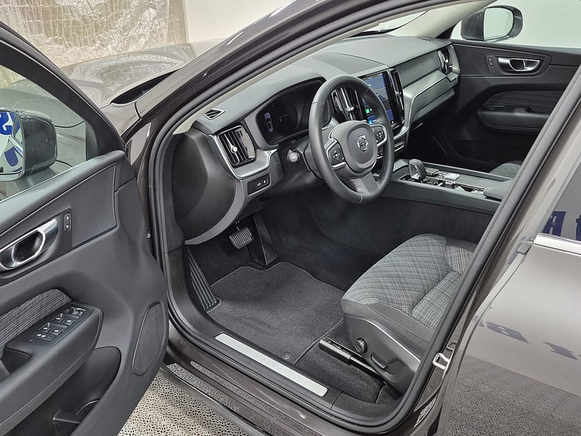 Bild 2 av Volvo XC60 T6 Recharge Core Bright plug in AWD 350HK 4x4 Panorama