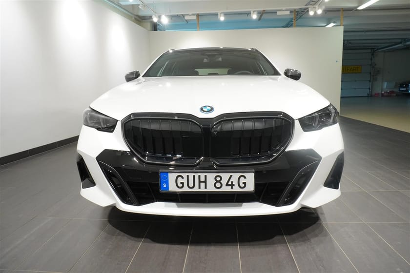 Bild 2 av BMW 550e xDrive Touring M Sport Pro Business Drag DA Pro B W