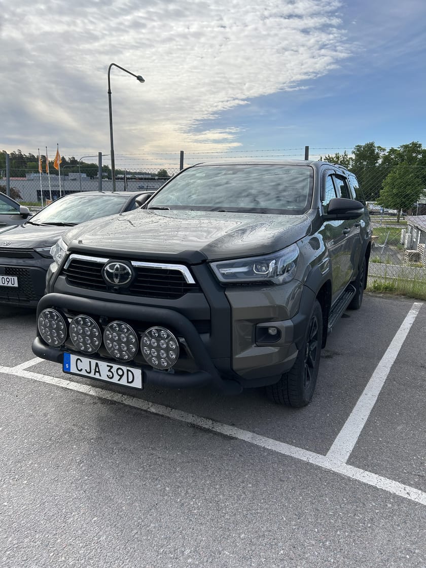 Bild 1 av Toyota Hilux Dubbelhytt D-CAB 2,8 TURBO D-4D, ADBLUE 4WD AUTOMAT INVINCIBLE - KÅPA - EXTRALJUS