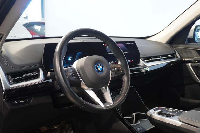 Bild 2 av BMW iX1 xDrive30 xLine Rattvärme Drag Driving Assistant Plus Tonade Rutor